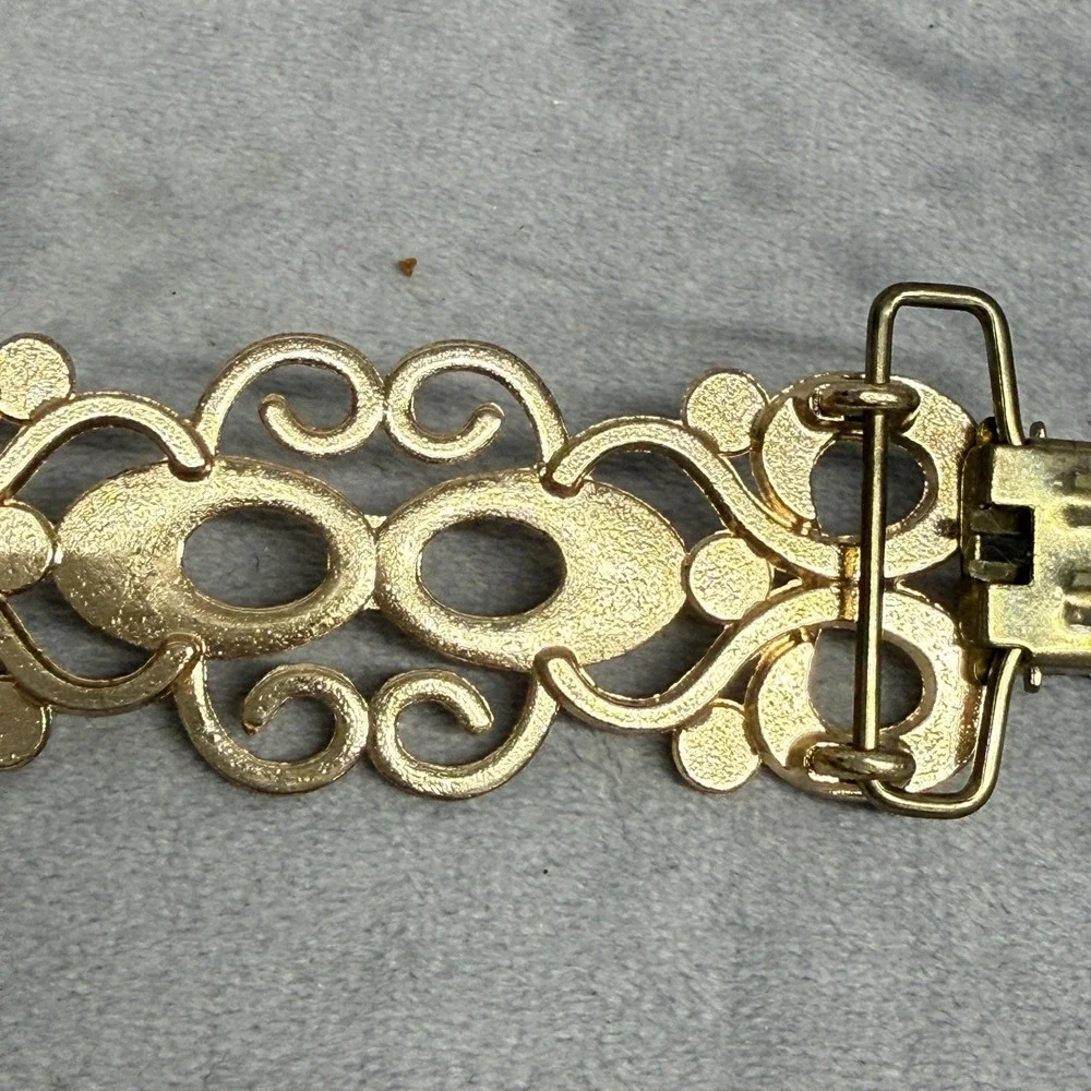 Rhinestone Sweater Clip Guard Gold Tone Filigree Costume‎ Jewelry Shawl Pin